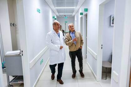 Durante la visita al Hospital Universitario Austral, Miguel recorrió junto a su amigo el "Hospital de Día", inaugurado en 2023, el lugar del nosocomio donde se realiza la quimioterapia.
