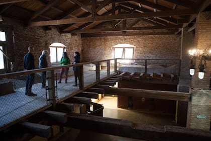 Durante la visita, los Negri cuentan la historia de la bodega Robinson.