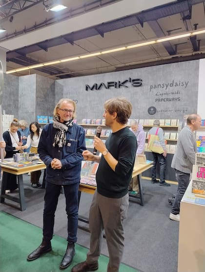 Durante la visita para la prensa internacional que dirige el profesor y diseñador Mark Braun der.), un alto para charlar con un representante de la firma japonesa Mark's en Europa