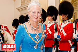 Durante las celebraciones por el Jubileo de Oro, la Reina vistió un llamativo diseño de color celeste que combinó con sus joyas favoritas: el conjunto Pearl Poiré de tiara, broche, collar y pendientes que perteneció a la princesa Luisa de Prusia, esposa de Federico de los Países Bajos y tatarabuela de Margarita.