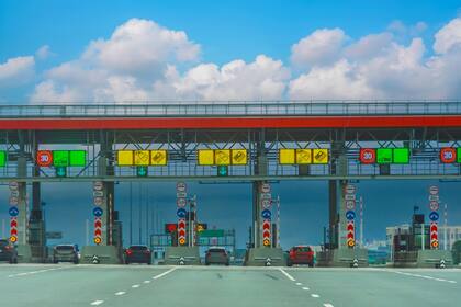 Durante las horas pico de tráfico, entre las 5:00 y las 21:00 horas los días de semana y de 9:00 a 21:00 horas los fines de semana, los vehículos con E-ZPass pagarán US$9 por una única vez en el día (Archivo)