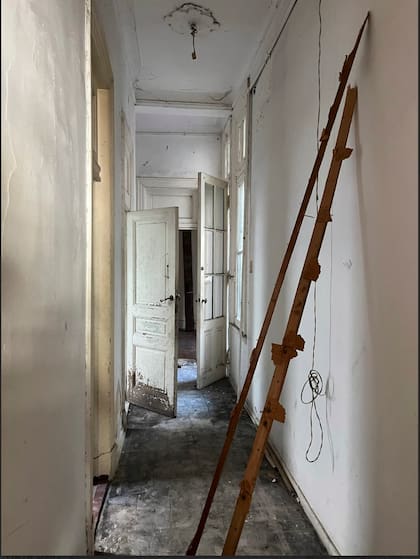 DURANTE. Las mayólicas del piso se levantaron y restauraron.