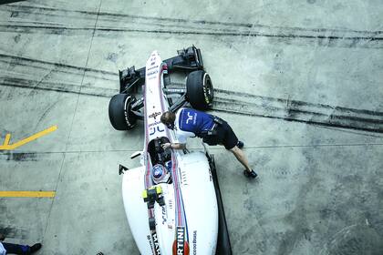 Durante las pruebas del sábado, ya se ven las huellas en el asfalto renovado