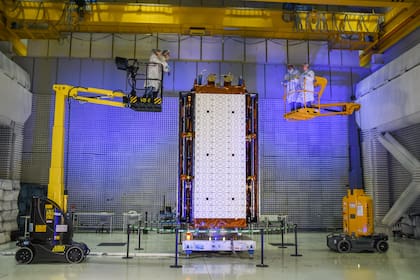 Durante las pruebas del SAOCOM 1B, en el cuarto limpio de Invap