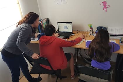Durante las tardes, la diseñadora Julieta Golluscio ayuda a sus hijos Franco y Camila con las tareas de la escuela