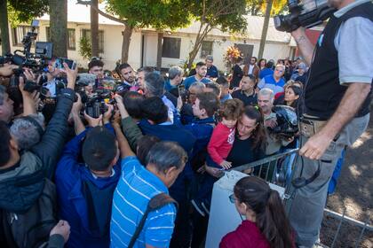 Durante los 15 minutos que duró la improvisada conferencia de prensa, fue sumamente difícil ingresar a votar