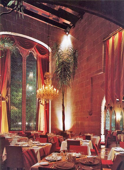 Durante los años 90, la casona renació como restaurante de lujo con decoración medieval y un ambiente único