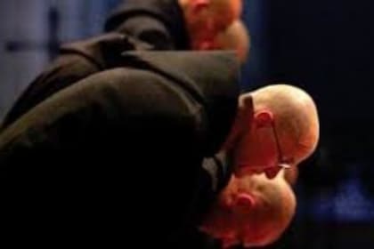 Durante los años que pasó en prisión cumpliendo parte de la condena a cadena perpetua, Romand se convirtió en hombre de fe; su ex cuñado duda de la veracidad de su conversión y cree que se trata de un nuevo personaje inventado para seguir engañando.