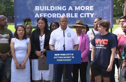 Durante los anuncios, el alcalde Eric Adams también lanzó una "Guía de dinero en tu bolsillo"
