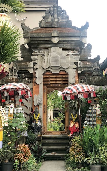 Durante los días festivos hay decorados con guirnaldas de flores y muchísimas ofrendas, y visten a las figuras.