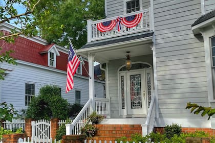 Durante los días festivos, las personas colocan adornos en el exterior de sus casas