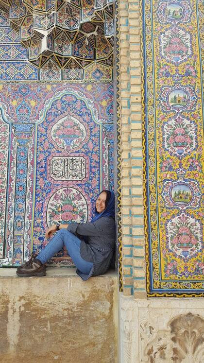 Durante los dos meses de viaje por Irán, Angie D'Errico tuvo que cumplir con la ley islámica y usar el hiyab para cubrirse la cabellera y el cuello. En la foto, en una mezquita en Shiraz, Irán