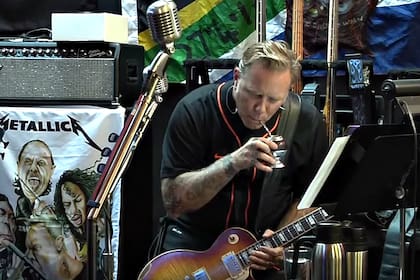 Durante los ensayos de la banda Metallica, se ha podido ver a James Hetfield acompañado de su mate