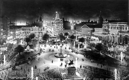 Durante los festejos del Centenario de 1910 la iluminación estuvo monopolizada por la electricidad. En la imagen vemos la decoración de la Plaza de Mayo.