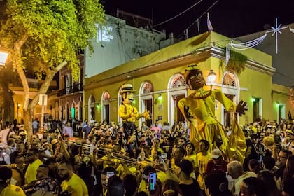 Durante los festejos, las calles del San Juan Viejo se llenan de música y arte