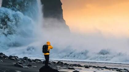 Durante los huracanes y las marejadas ciclónicas, las olas y los vientos pueden sacudir naufragios enteros, revelando los tesoros que albergan