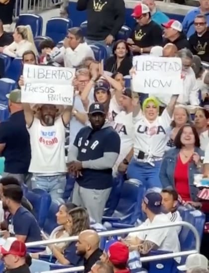 Durante los juegos de béisbol que disputó Cuba, los asistentes alzaron carteles con críticas al régimen cubano
