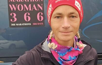 Durante los primeros meses, el agotamiento físico fue evidente. Dosogne explicó que su cuerpo tuvo que ajustarse a las demandas de correr maratones todos los días (IG @marathonwoman366)