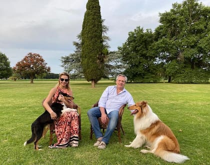 Durante los tiempos felices de la expareja, Fabiola Yañez y Alberto Fernández con Dylan y Prócer, el otro perro de la pareja, en Olivos