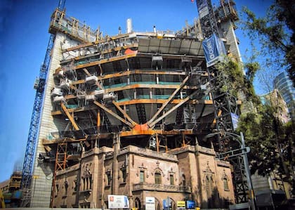 Durante los trabajos iniciales de construcción de la Torre Reforma, la casona rosa se mantuvo intacta junto al terreno en obra