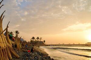 Durante miles de años los pescadores de Huanchaco han estado utilizando estas barcas de totora para surfear