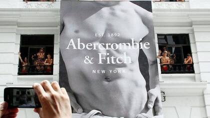 Durante mucho tiempo, Abercrombie & Fitch usó una estrategia de publicidad provocativa con hombres sin camisa.