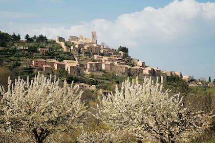 Durante mucho tiempo, el diseñador usó el castillo y sus terrenos como refugio de campo y como espacio para organizar un festival de verano en el que ofreció conciertos y óperas tanto en el patio como en la cantera trasera de la propiedad