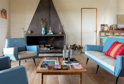 Durante mucho tiempo, Titi tuvo una tienda de decoración, y de allí vinieron los sillones de cuerina. Son una opción colorida, personal y bastante sufrida: nada de "mirame y no me toques".