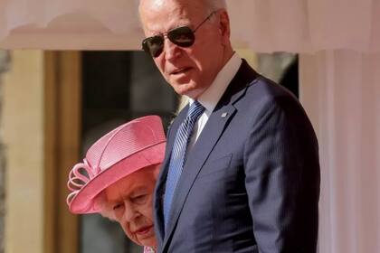 Durante parte del encuentro, Biden se dejó los anteojos oscuros puestos