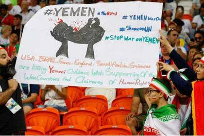Durante Rusia 2018, aficionados iraníes recordaron la profunda crisis que sufre Yemen