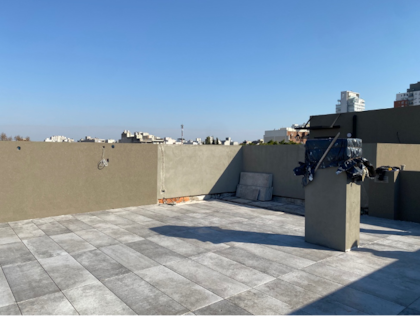 DURANTE. Se instaló un sistema de piso técnico (SBG) con base cementicia que permite que el agua drene por debajo. El pleno se elevó para convertirse en una de las columnas de la futura pérgola