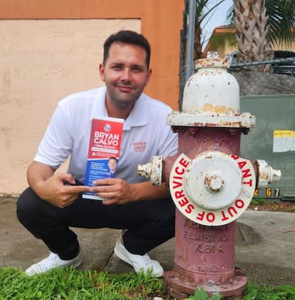 Durante su campaña electoral, Calvo abordó la problemática del servicio de agua y señaló que algunos residentes enfrentan tarifas consideradas entre las más elevadas del condado