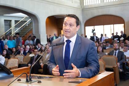 Durante su carrera política, decidió emplear el apellido de su madre para identificarse con la comunidad latina de Texas