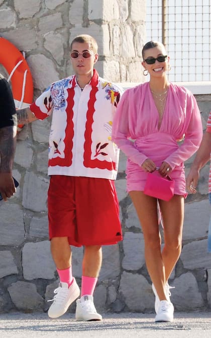 Durante su escapada helénica, Justin y Hailey navegaron el Mar Egeo a bordo de un yacht de lujo. Anclados cerca de la costa, por las tardes fueron vistos recorriendo la isla como turistas.