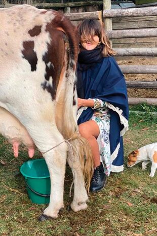 Durante su estadía en La Colorada, Calu se animó a ordeñar una vaca, algo que no hacía “hace años”, tal como contó en sus redes.