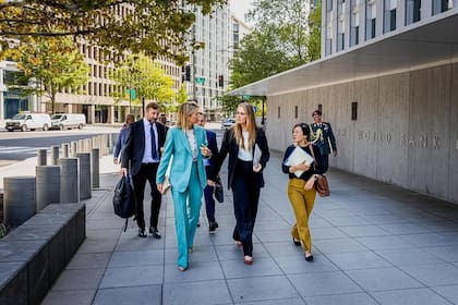 Durante su estadía en Washington, la reina Máxima y la princesa Amalia lucieron sets de pantalón y saco, una en celeste y la otra en azul (Foto: Instagram @unsgsa)