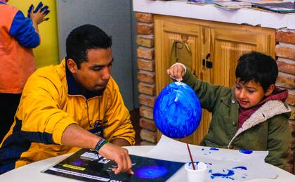 Durante su gran viaje se dedica a dar charlas y acercar a los chicos a la astronomía; aquí en Villa del Rosario, Córdoba