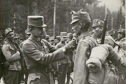 Durante su mandato, Carlos buscó auxiliar a las víctimas de la guerra y brindar asistencia a los soldados. (Foto: eldebate.com)