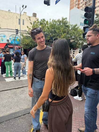 Durante su paseo por las calles de San Telmo, Shawn Mendes se mostró relajado, sonriente y bien predispuesto a charlar y fotografiarse con sus fans
