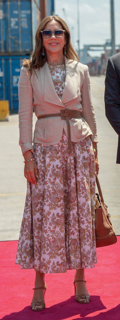Durante su paso por Abuja, la
llevó un veraniego vestido de algodón
estampado de la firma londinense
ME+EM, blazer de Ralph Lauren, cinturón
Frais de Max Mara, sandalias Circle de
Michel Vivien, tote bag Ricky de Ralph
Lauren, anteojos Rayban y brazalete de
Atelier Notkin.