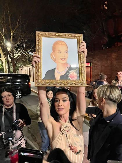 Durante su paso por Buenos Aires, Katy Perry levantó un cuadro de Eva Perón