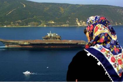 Durante su paso por el Bósforo, fueron muchos lo que se detuvieron a ver ese armatoste herrumbroso que era arrastrado por el estrecho de Estambul