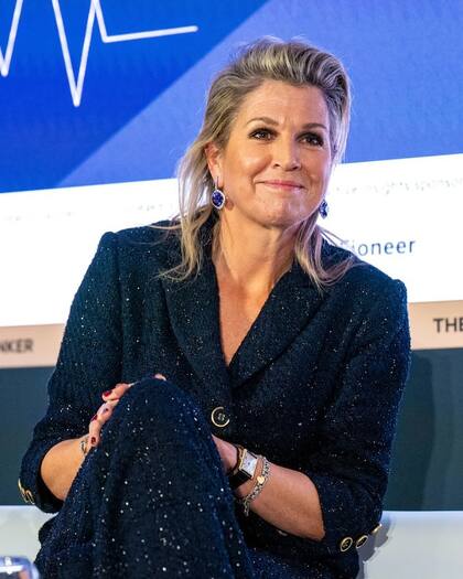 Durante su paso por Londres, la reina Máxima lució un mono de tweed azul con brillos y aros de brillantes (Foto: Instagram @queen.maxima)