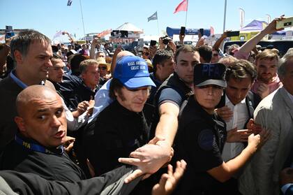 Durante su periplo hasta el stand del ministerio, a Milei le regalaron una gorra con la leyenda "Make Argentina Great Again"