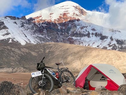 Durante su viaje, Liam acampó en los diversos destinos que visitó. Esta foto fue tomada el 25 de agosto de 2022 en Chimborazo, Ecuador