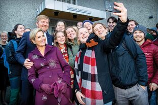 Durante su visita a la Universidad Técnica en Trondheim, Máxima y Guillermo Alejandro se sacaron una selfie con los estudiantes

