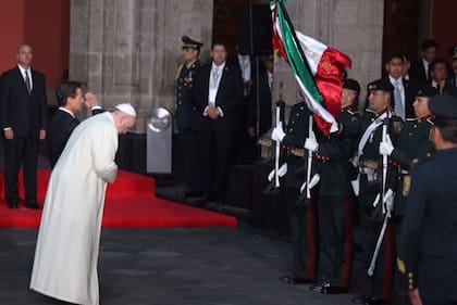 Durante su visita a México, el Papa Francisco fue recibido por el entonces presidente Enrique Peña Nieto en Palacio Nacional