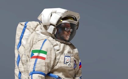 Durante su visita a Rusia, Teodorín se probó un traje de astronauta y fantaseó con un programa espacial para su país