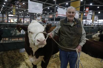 Durante sus 19 años en la cabaña de Hirsch, acompañado y apoyado siempre por Don Ignacio Corti Maderna que lo dejó trabajar con libertad, obtuvo 24 grandes campeones