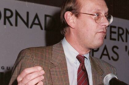 Durante sus años en Argentina, Bernard disertó en diversos congresos.